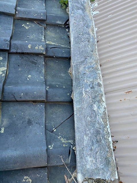 ごっそりと剥がれ落ちた破風漆喰